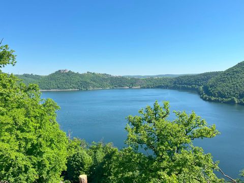 Blick auf den Edersee mit Schloss Waldeck im Hintergrund bei sonnigem Wetter.