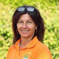 Mitarbeiterin Michaela Kuhnhenn fotografiert im Außenbereich