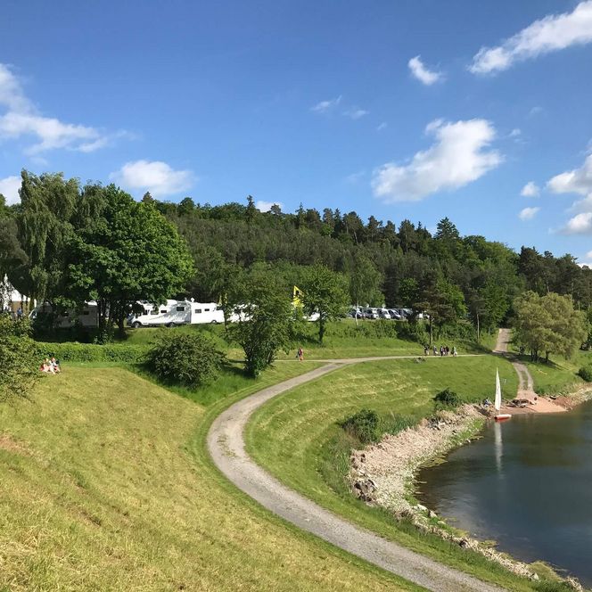Der Wohnmobilhafen am Twistesee liegt direkt am Ufer des Twistesees 