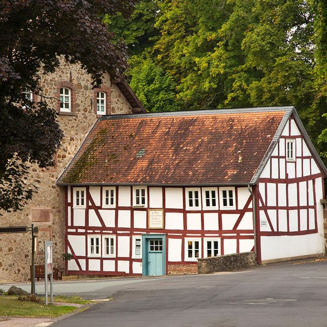 Das Tischbein-Haus in Haina (Kloster) liegt direkt an der äußeren Mauer des ehemaligen Zisterzienserklosters.