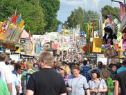 Buntes Treiben auf dem Gelände des Kram- und Viehmarktes in Bad Arolsen