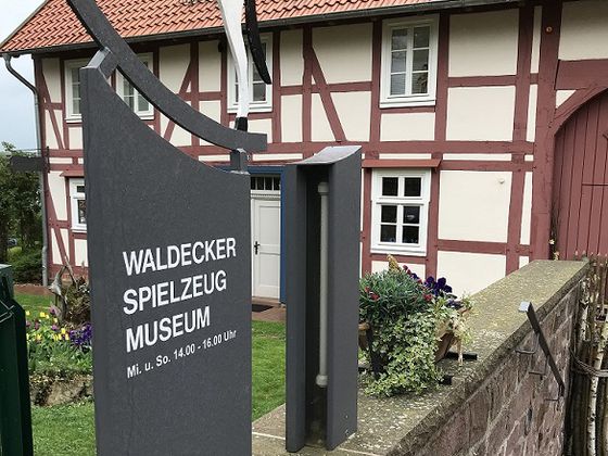 Der Eingangsbereich des Spielzeugmuseums in Massenhausen (Foto: Touristik Service Waldeck-Ederbergland GmbH)