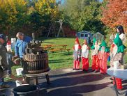 An der Apfelpresse beim Kelterfest in Bad Wildungen-Bergfreiheit