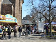 Buntes Treiben auf dem Kirchplatz in Bad Arolsen