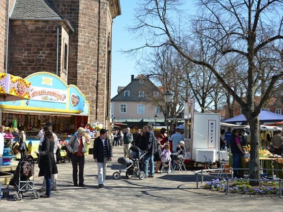 Buntes Treiben auf dem Kirchplatz in Bad Arolsen