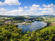 Blick auf den Diemelsee vom Aussichtspunkt St. Muffert aus (Foto: Naturpark Diemelsee, Sabrinity)