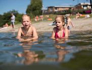 Zwei Mädchen schwimmen im Diemelsee