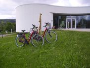 E-Bikes vor dem NationalparkZentrum Kellerwald