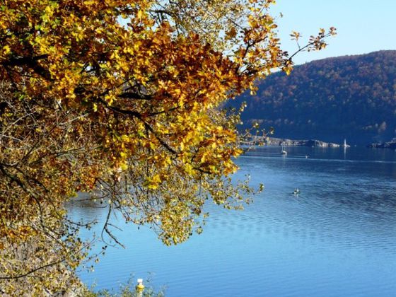Immer wieder zeigen sich schöne Aussichten auf den Edersee