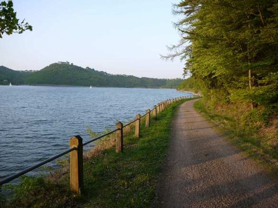 Unterwegs auf dem Edersee-Rundweg mit Schloss Waldeck im Hintergrund