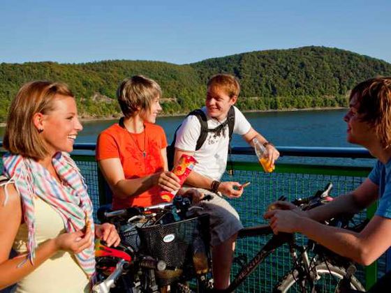 Ein Teil des Edersee-Rundweges führt direkt an der Edersee-Randstraße entlang (Foto: K. Jäger)