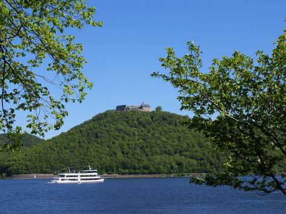 Schloss Waldeck thront über dem Edersee