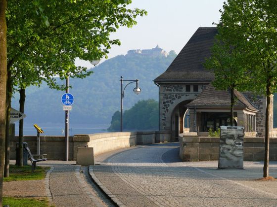 Die Sperrmauer am Edersee liegt in Edertal