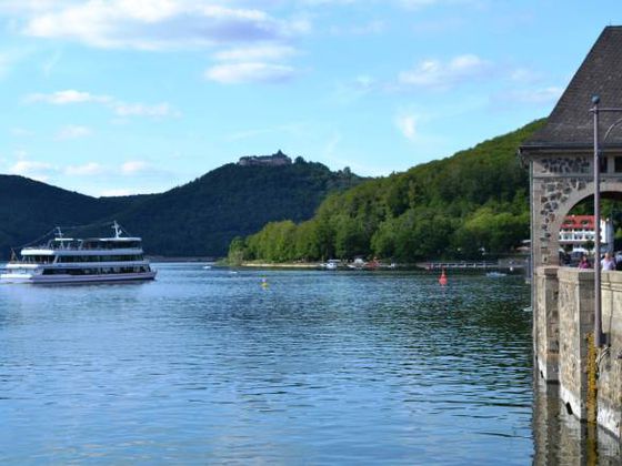 Die Sperrmauer am Edersee ist ein beliebtes Fotomotiv