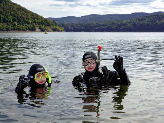 Edersee Taucher im Wasser