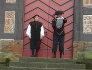 Szene der historischen Theaterstadtführung in Frankenberg (Eder) vor dem Frankenberger Rathaus