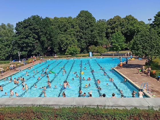 Das Freibad Korbach liegt an der Karpatenstraße neben der Turnhalle Hauer und dem Herbert-Kuhaupt-Sportzentrum (Foto: Bäderbetriebsgesellschaft Korbach mbH)