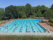 Das Freibad Korbach liegt an der Karpatenstraße neben der Turnhalle Hauer und dem Herbert-Kuhaupt-Sportzentrum (Foto: Bäderbetriebsgesellschaft Korbach mbH)