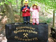 Kinder erleben Geschichte pur, wenn es tief in die dunklen Bergwerke geht
