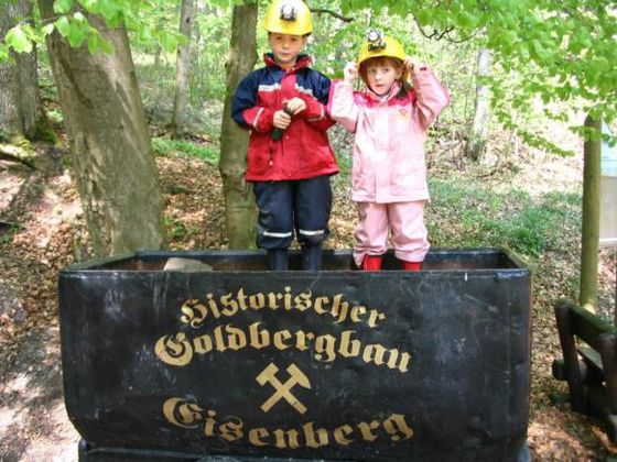 Kinder erleben Geschichte pur, wenn es tief in die dunklen Bergwerke geht