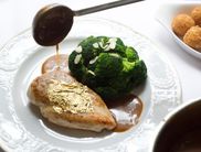 Das Blattgold gibt einem Menü im Restaurant vom Hotel Goldflair am Rathaus den goldigen Schliff (Foto: Paavo Blåfield)