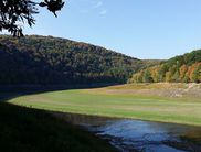 Ausblick Nähe Banfeeck: Herrliche Ausblicke auf den Flusslauf der Eder sowie auf die herbstlich verfärbten Wälder des Natur- und Nationalparks Kellerwald- Edersee (Foto: Ulrika Zeunert)