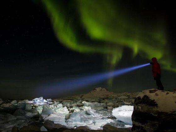 Fotograf Sven Nieder berichtet am 9. Oktober in einem spannenden Vortrag mit faszinierenden Bildern über das internationale Kunstprojekt Stella Polaris Ulloriarsuaq sowie seine eigene Erfahrungen in Grönland und den Auswirkungen des Klimawandels (Bildauto