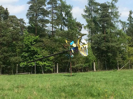 Auf dem Warzenbeißer Kunstweg setzen Land-Art-Objekte mit Blick auf die Elemente Erde, Wasser, Luft und Licht kunstvolle Akzente – darunter das Kunstwerk „Der Anfang“ von Gerhard Hesse (Foto: Yusuke Sasaki)