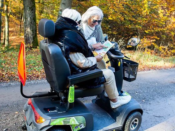 Menschen, die in ihrer Mobilität eingeschränkt sindkönnen sich an der KellerwaldUhr auf telefonische Vorab-Reservierung unter 05621-9040-250 kostenfrei zwei Elektro-Scooter ausleihen, um die werdende Wildnis des Nationalparks zu entdecken (Foto: Nationalp