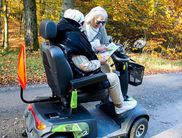 Menschen, die in ihrer Mobilität eingeschränkt sindkönnen sich an der KellerwaldUhr auf telefonische Vorab-Reservierung unter 05621-9040-250 kostenfrei zwei Elektro-Scooter ausleihen, um die werdende Wildnis des Nationalparks zu entdecken (Foto: Nationalp