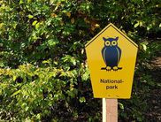 Die Nationalparkeingänge sind mit diesen Eulen gekennzeichnet (Foto: Nationalpark Kellerwald-Edersee)