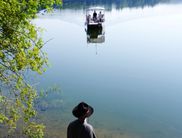 Die Teilnehmer der Franz von Assisi-Tour werden nach der besinnlichen Fährfahrt über den See von den Rangern in Empfang genommen und in das Reich der urigen Buchen geführt (Foto: Nationalpark Kellerwald-Edersee)