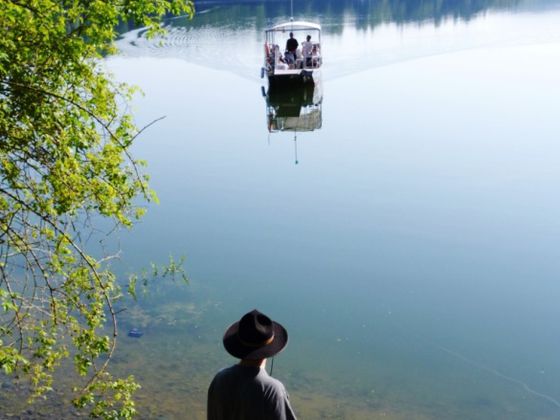 Die Teilnehmer der Franz von Assisi-Tour werden nach der besinnlichen Fährfahrt über den See von den Rangern in Empfang genommen und in das Reich der urigen Buchen geführt (Foto: Nationalpark Kellerwald-Edersee)