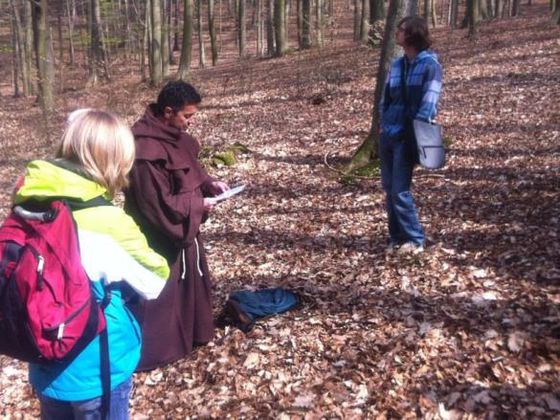 Gemeinsam mit den Teilnehmern und dem Religionspädagogen Peter Dietrich begeben sie sich auf eine spannende Spurensuche (Foto: Nationalpark Kellerwald-Edersee)
