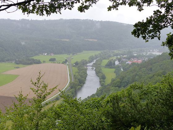 Loreley des Edertals: Die barrierefreie Aussichtsplattform am Hagenstein bietet einen tollen Blick ins Edertal und auf die Eder (Foto: Nationalpark Kellerwald-Edersee)