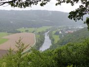 Loreley des Edertals: Die barrierefreie Aussichtsplattform am Hagenstein bietet einen tollen Blick ins Edertal und auf die Eder (Foto: Nationalpark Kellerwald-Edersee)
