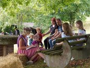 Die amtierende Heideblütenprinzessin Lina I. lädt um 12:30 Uhr auf der Koppe in Altenlotheim zu einer Märchenlesung ein. Eine zweite Märchenlesung findet dann um 15:30 Uhr mit der neu gekrönten Heideblütenprinzessin statt (Foto: Nationalpark Kellerwald-Ed