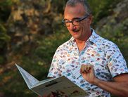 Die Herbstlese entlang der Bloßenbergroute mit Bernhard Schäfer kann in diesem Jahr wieder mit Imbiss stattfinden (Foto: Nationalpark Kellerwald-Edersee)