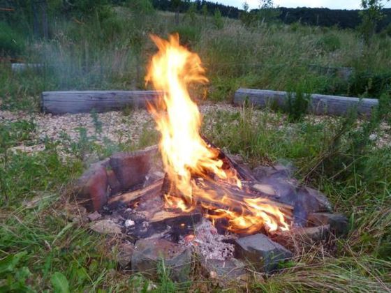 Gemütlicher Lagerfeuerabend am NationalparkZentrum: am Freitag,  19. Mai mit vorgelesenen Wildnis-Geschichten (Foto: Nationalaprk Kellerwald-Edersee). 