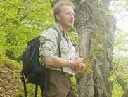 Nationalpark-Ranger Markus Daume lädt insbesondere Sehbehinderte und Blinde sowie deren Begleitpersonen dazu ein, das Reich der urigen Buchen mit allen Sinnen zu entdecken (Foto: Nationalpark Kellerwald-Edersee)