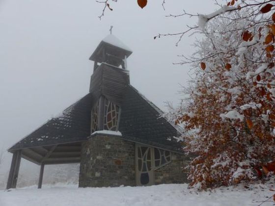 Die Quernst-Kapelle im Nationalpark Kellerwald-Edersee ist eine Begegnungsstätte zwischen Mensch und Natur (Foto: Nationalparkamt Kellerwald-Edersee)