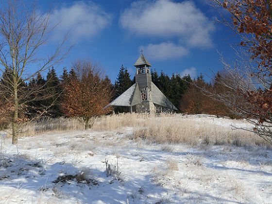 Die Quernst-Kapelle ist die einzige Kapelle innerhalb eines deutschen Nationalparks. In jeder Jahreszeit ist die Kapelle ein besonderer Ort der Ruhe und lädt Wanderer zum Verweilen ein. Das ursprüngliche Fundament der Quernst-Kapelle reicht bis ins 8. Jah
