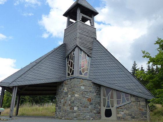 Besonderer Ort: Mitten im Natinalpark Kellerwald-Edersee steht auf einer kleinen Anhöhe die Quernstkapelle – ein kleines Kirchlein für besinnliche Stünden und ein wohliger Unterschlupf für Wanderer (Foto: Nationalpark Kellerwald-Edersee)