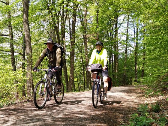Ranger Alexander Backhaus führt die Radtour durch den sommerlichen Nationalpark (Foto: Nationalpark Kellerwald-Edersee)
