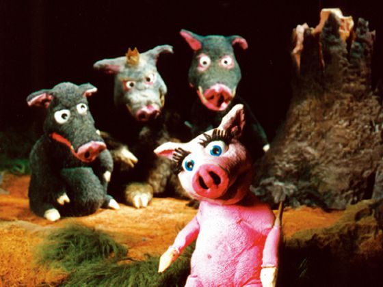 Josephine mit Wildschweinen. Das Figurentheaterstück Josephine & Parcival wird nun am Sonntag, 23. August gezeigt - das ist der Termin für die im Juni verschobene Vorstellung (Foto:  Paul D. Pape - Wellenreiter-Design)