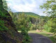 Kunst im Nationalpark: Der Warzenbeißer Kunstweg vereint zehn Landart-Objekte verschiedener Künstler – darunter auch die abgebildeten Wandersteine (Foto: Nationalpark Kellerwald-Edersee)