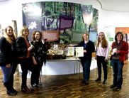 Studentinnen der Uni Paderborn stellten gemeinsam mit Erika Hofmann, Leiterin des NationalparkZentrums Kellerwald, die Exponate „Welterbe im Koffer“ vor (Foto: Nationalpark Kellerwald-Edersee)