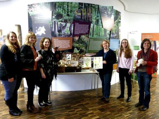 Studentinnen der Uni Paderborn stellten gemeinsam mit Erika Hofmann, Leiterin des NationalparkZentrums Kellerwald, die Exponate „Welterbe im Koffer“ vor (Foto: Nationalpark Kellerwald-Edersee)