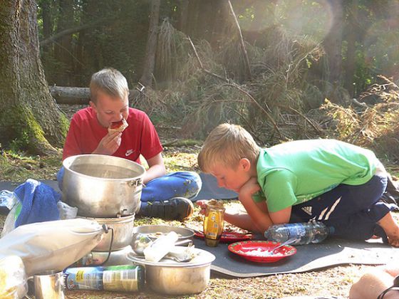 Frühstücken im Buchenmeer: Den Nationalpark in den Abend-, Nacht- und Morgenstunden erleben – dort zur Ruhe kommen und sich am nächsten Morgen stärken – ist für Kinder ein einmaliges Erlebnis (Foto: Nationalpark Kellerwald-Edersee)