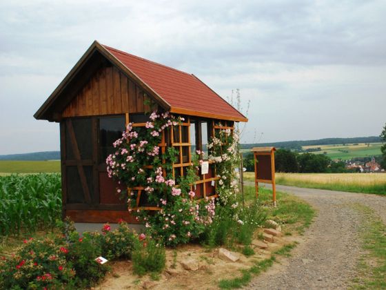 Das Rosenhüttchen am Wildrosenweg in Rosenthal